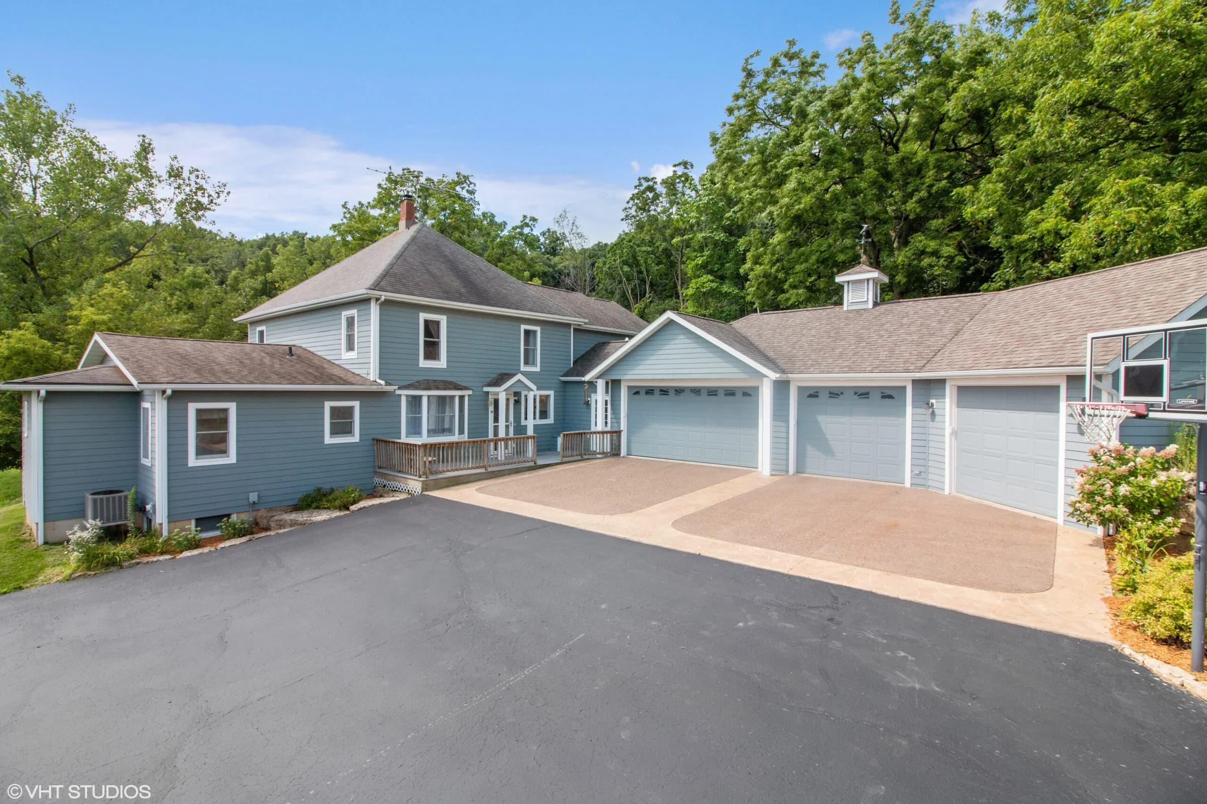 Approximately 2,986 SF Farmhouse in Galena, IL, photo 1