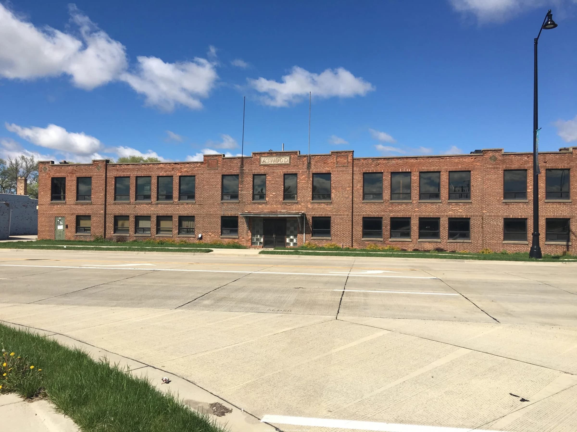 Nearly 200,000 SF Rockford Industrial Building, photo 1