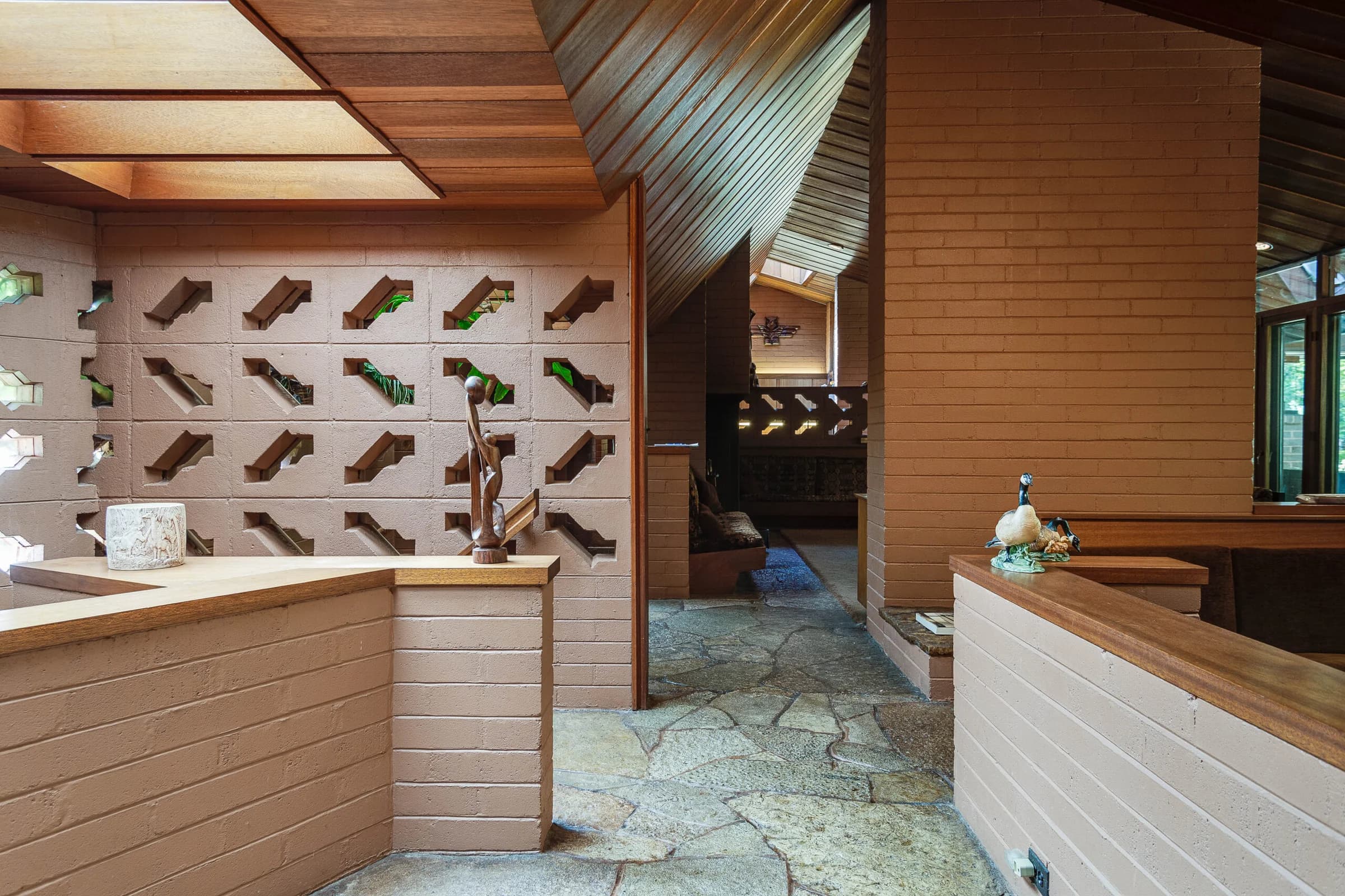 Frank Lloyd Wright Home on 3 Acres, photo 16